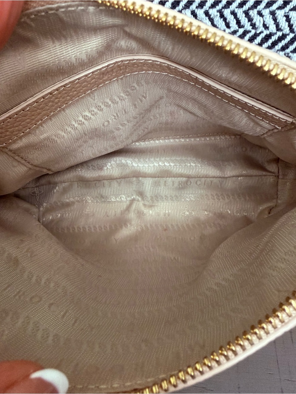 METROCITY Pebbled Leather Crossbody Bag - Picture 5 of 5